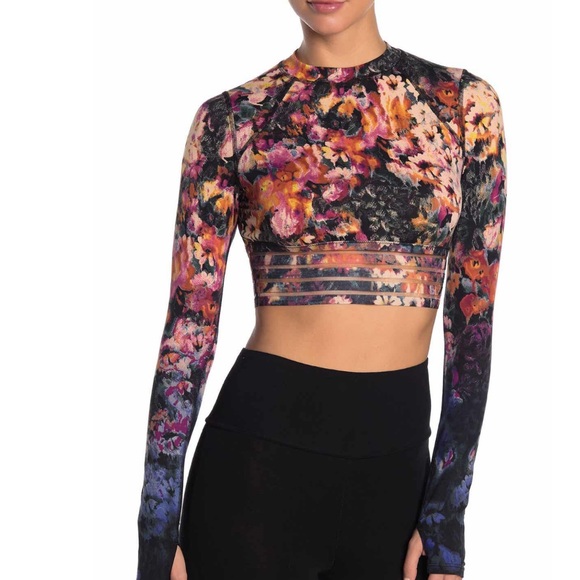 Free People Tops - SOLD 🍃Free People movement floral cropped top